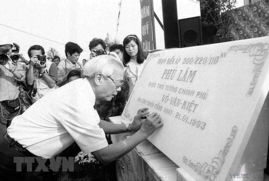 Thủ tướng Võ Văn Kiệt ký vào phiến đá, nơi sẽ xây dựng trạm biến áp 500Kv Phú Lâm thuộc đường dây 500kv Bắc-Nam (1993). (Ảnh: Minh Đạo/TTXVN)