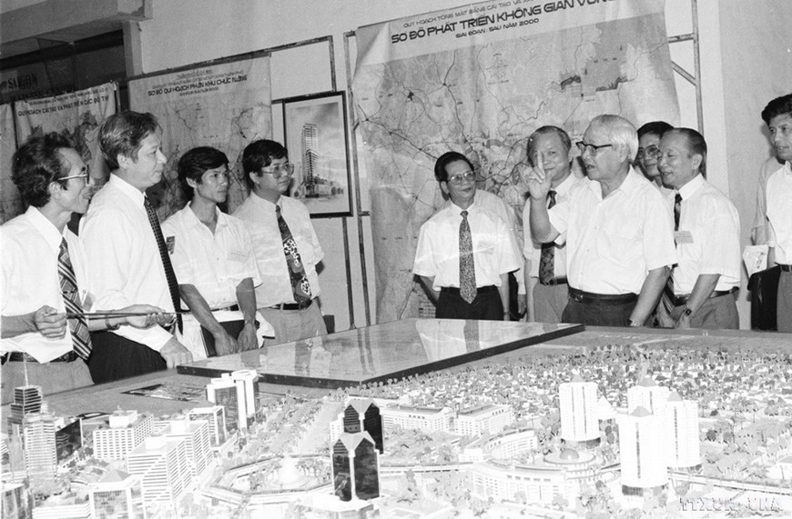 Thủ tướng Võ Văn Kiệt xem mô hình xây dựng khu dân cư An Phú (phía Bắc cầu Sài Gòn), TP. Hồ Chí Minh (1995). (Ảnh: Minh Đạo/TTXVN)
