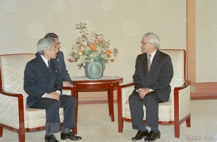 Nhà vua Nhật Bản Akihito tiếp thân mật Thủ tướng Võ Văn Kiệt trong chuyến thăm Nhật Bản (1993). (Ảnh: Minh Đạo/TTXVN)