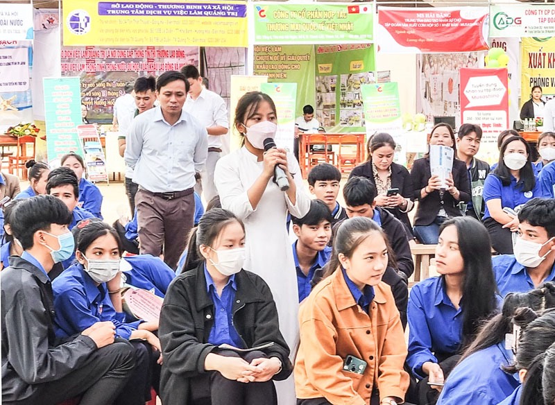 Đoàn viên, thanh niên dân tộc thiểu số huyện Đakrông đối thoại với doanh nghiệp về xuất khẩu lao động - Ảnh: T.L