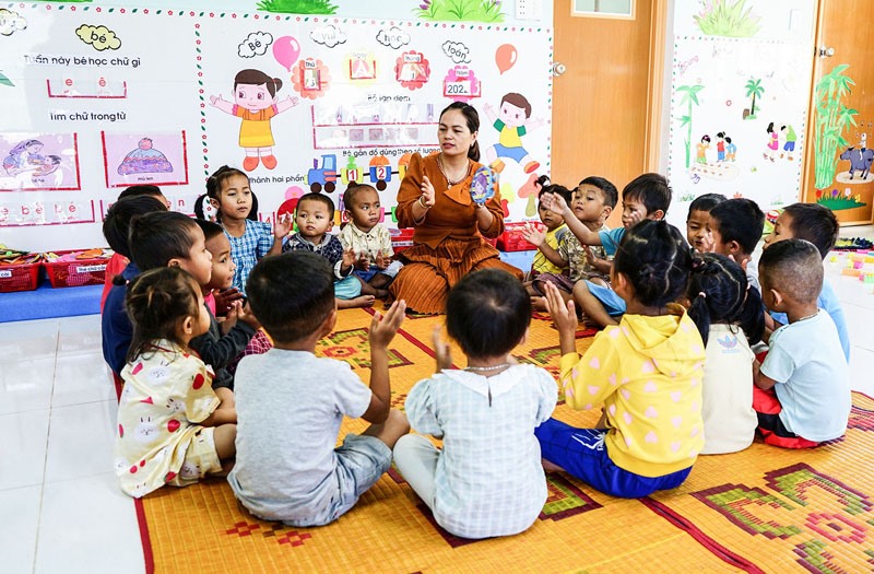 Trường Mầm non Hướng Tân tổ chức linh hoạt các chương trình dạy học giúp trẻ được tiếp cận tiếng Việt gần gũi, thuận lợi - Ảnh: L.A