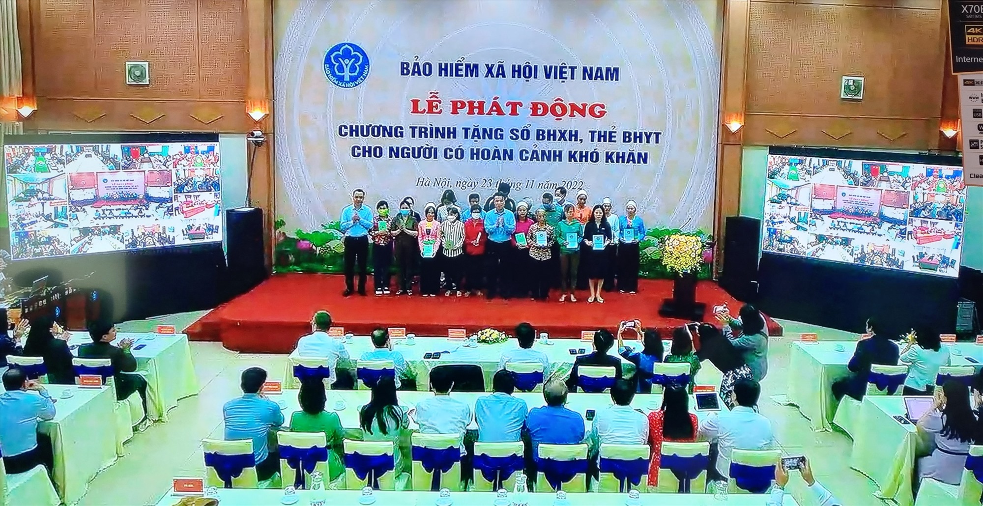 Tổng Giám đốc BHXH Việt Nam Nguyễn Thế Mạnh trao sổ BHXH, thẻ BHYT cho người có hoàn cảnh khó khăn - Ảnh: KS