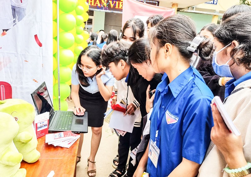 Doanh nghiệp giới thiệu việc làm cho thanh niên và người lao động tại Chương trình giao lưu đối thoại việc làm tháng 11/2022 ở huyện Đakrông - Ảnh: T.L