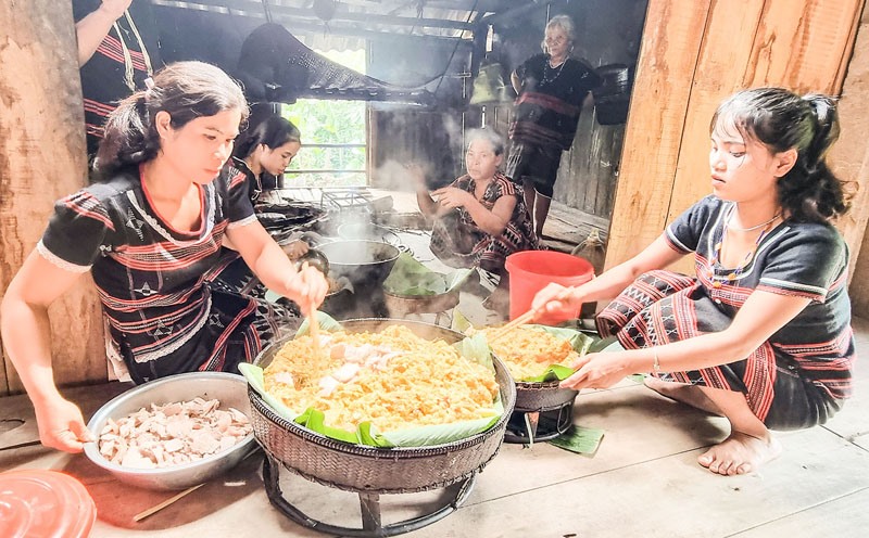 Phụ nữ Pa Kô ở thôn A Liêng, xã Tà Rụt chế biến món ăn truyền thống - Ảnh: K.S