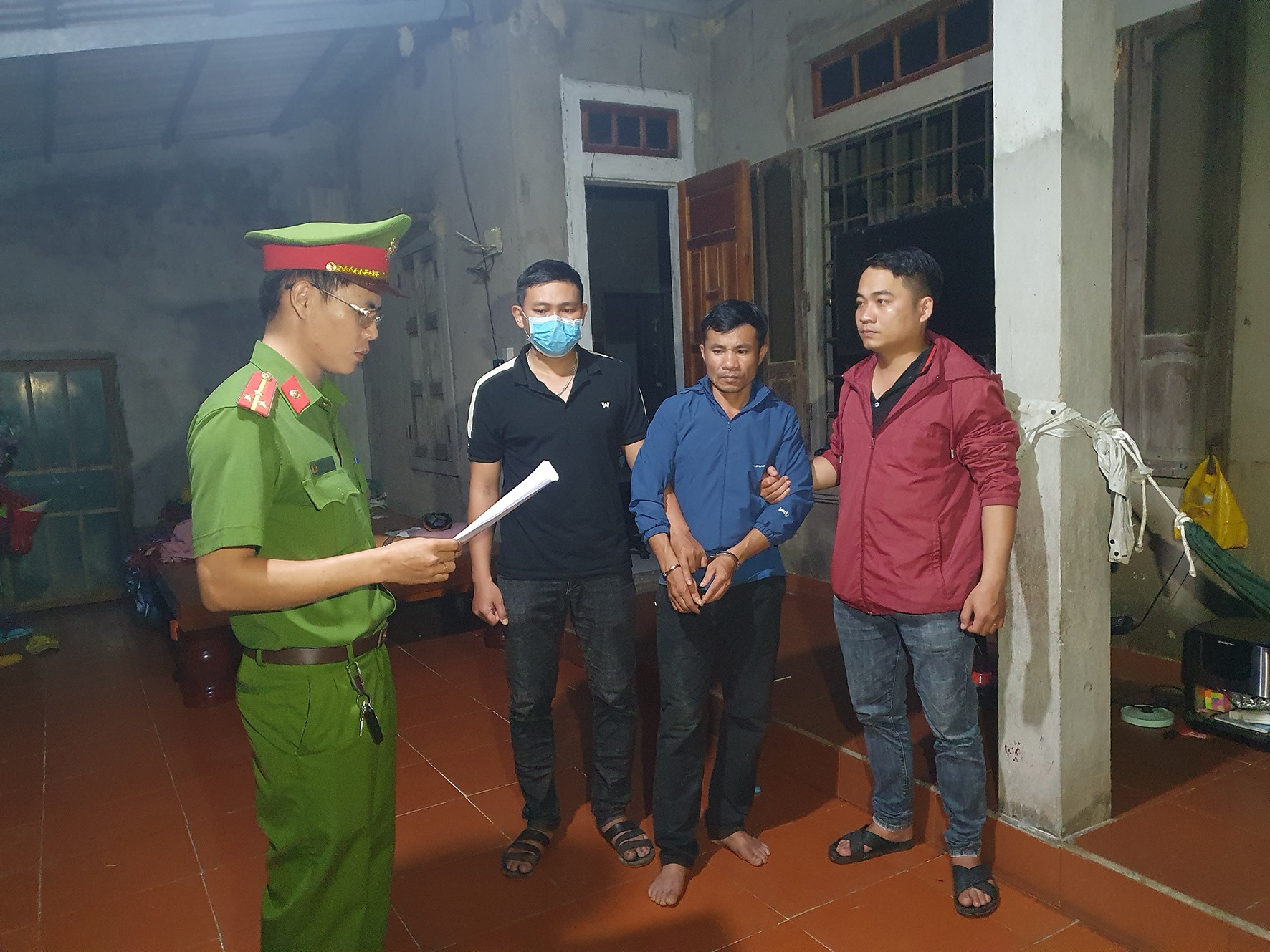 Thực hiện lệnh bắt tạm giam đối với Nguyễn Thanh Phương-Ảnh: A.T