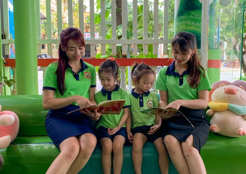 Cô giáo Trường Mầm non Hoa Sữa đọc sách cho trẻ - Ảnh: TRẦN TUYỀN