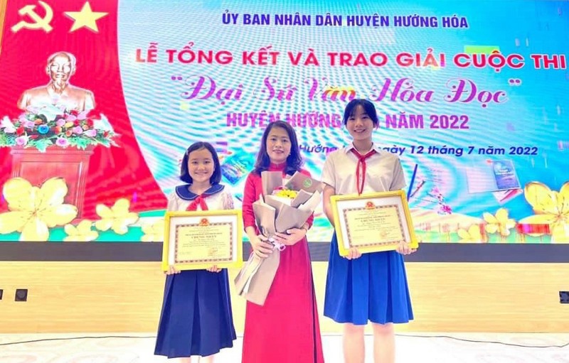 Em Nguyễn Trần Khánh Chi (thứ nhất từ phải sang) chụp ảnh lưu niệm thời điểm đoạt giải Nhất cuộc thi “Đại sứ văn hóa đọc” cấp huyện - Ảnh: T.L