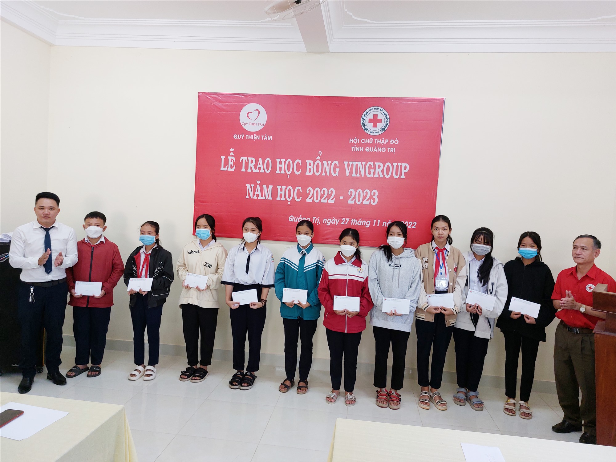 Đại diện lãnh đạo Hội Chữ thập đỏ tỉnh và Tập đoàn Vingroup trao học bổng cho các em học sinh - Ảnh: N.T.H