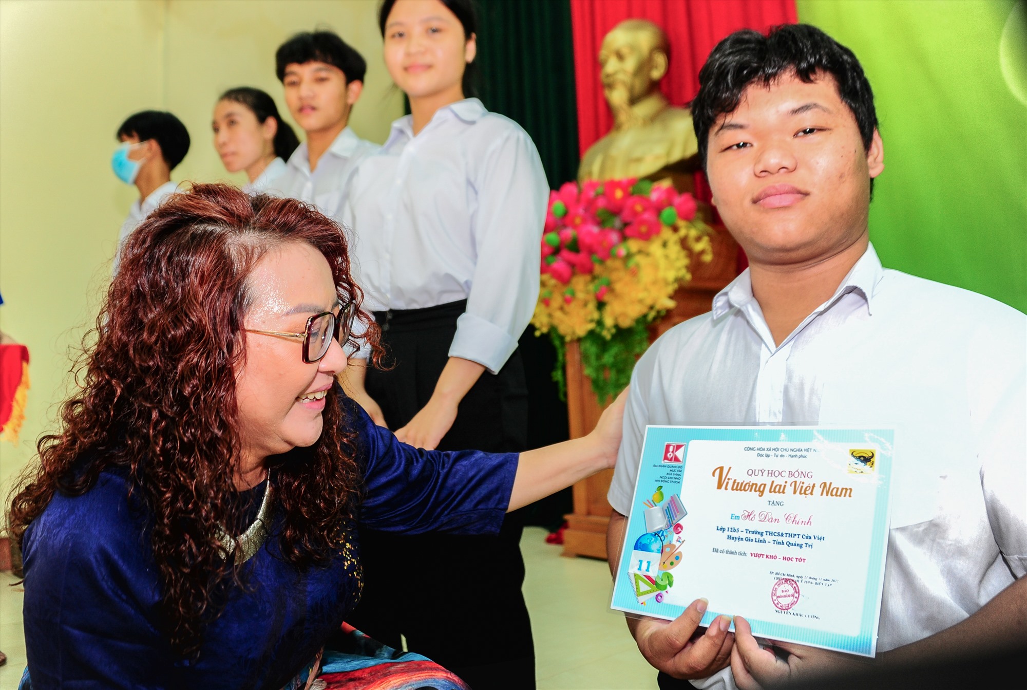 Phó Tổng Biên tập Báo Mực Tím Trần Gia Bảo trao học bổng cho 1 học sinh vượt khó học tốt bị khuyết tật ở chân - Ảnh: Trần Tuyền