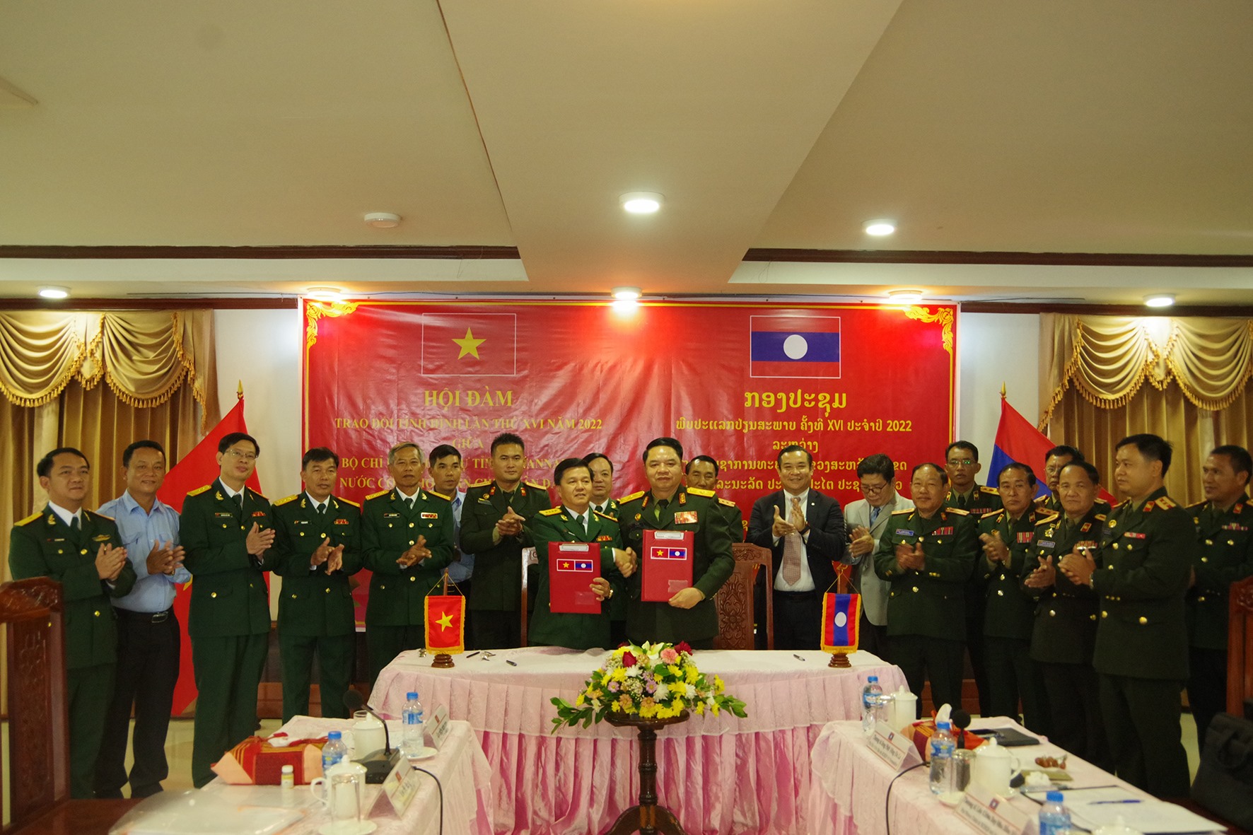 Bộ CHQS tỉnh Quảng Trị và Bộ CHQS tỉnh Savannakhet ký kết văn bản thỏa thuận hợp tác năm 2023-Ảnh: Xuân Diện