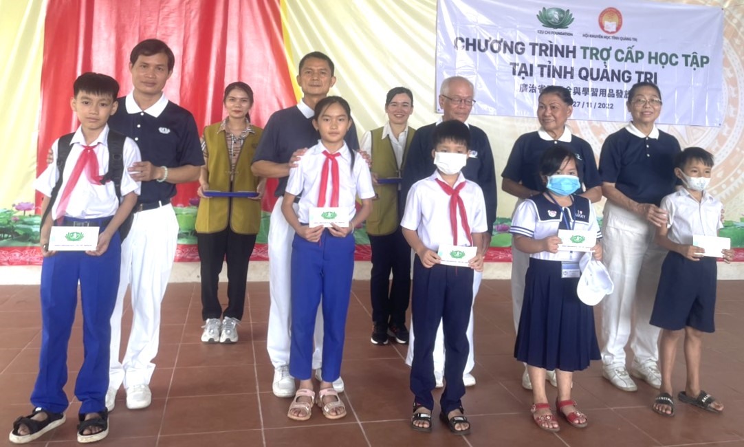 Trao học bổng cho học sinh nghèo vượt khó hiếu học huyện Vĩnh Linh, Triệu Phong  - Ảnh: H.A