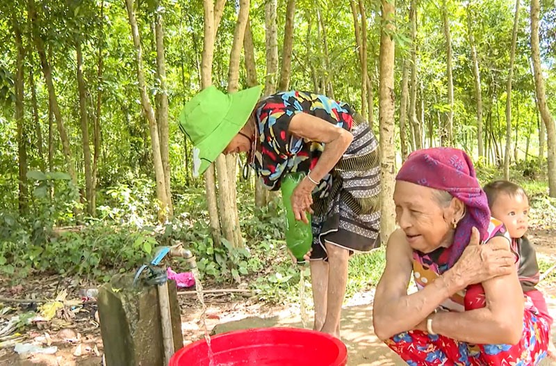 Người dân các xã thuộc vùng Lìa, huyện Hướng Hóa gặp khó khăn do thiếu nước sinh hoạt - Ảnh: Đ.V
