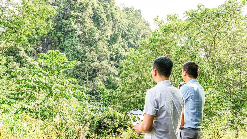 Sử dụng thiết bị bay không người lái để phát hiện biến động tài nguyên rừng tại Khu Bảo tồn thiên nhiên Đakrông - Ảnh: L.A