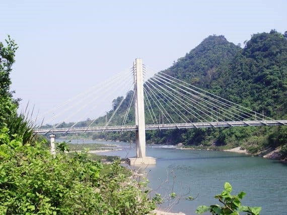 Cây cầu treo nằm trên sông Đakrông (Ảnh: ST)