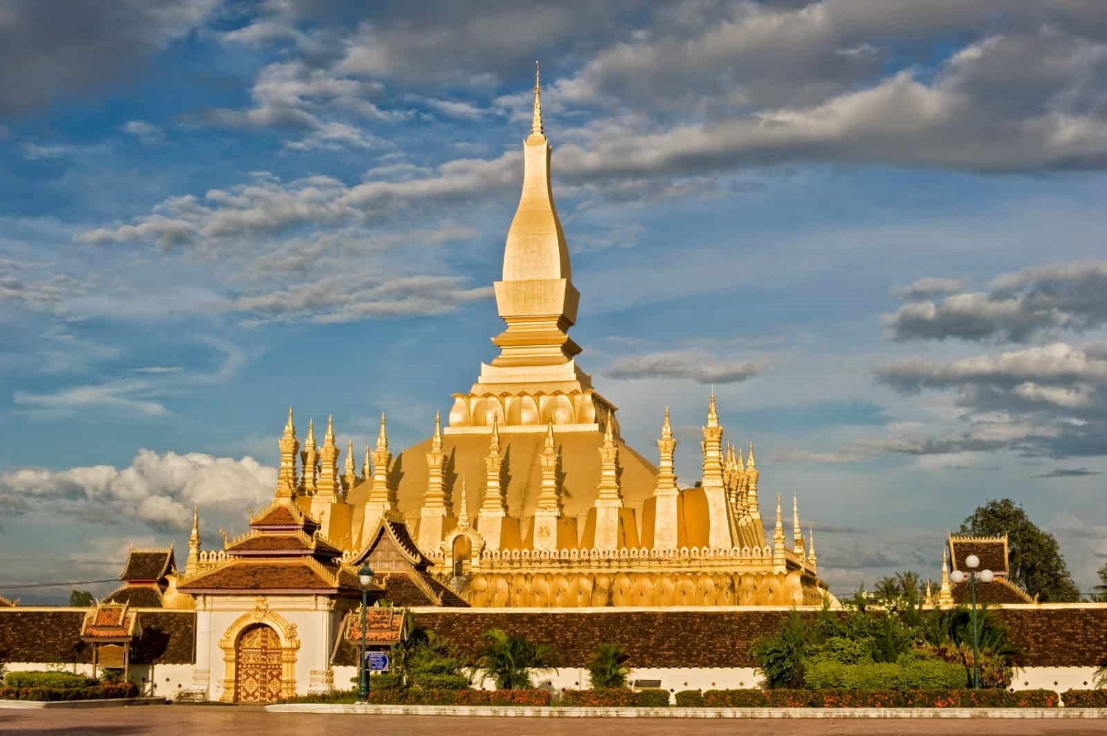 Cửa khẩu này giúp du khách dễ dàng sang thăm tỉnh Savanakhet của nước bạn Lào