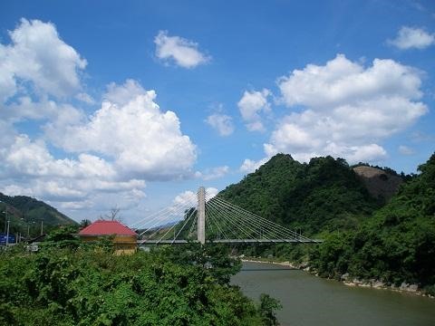 Hai ngọn núi nằm ngay hai bên cầu treo Đakrông (Ảnh: ST)