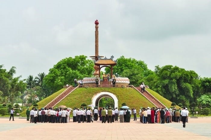 Thành cổ Quảng Trị thu hút đông đảo khách tham quan (Ảnh: ST)