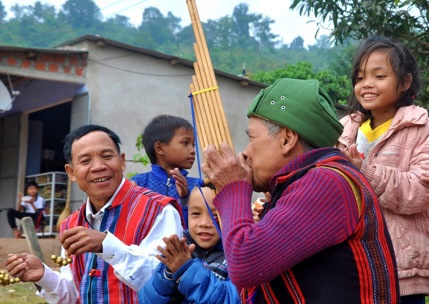 Ông Hồ Thanh Bình ở khóm Ka Tăng, thị trấn Lao Bảo, huyện Hướng Hóa đang lưu giữ nhiều loại nhạc cụ truyền thống - Ảnh: Q.H