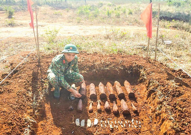 Một lượng bom mìn được tìm kiếm và xử lý an toàn thông qua rà phá từ các dự án phi chính phủ nước ngoài tại Quảng Trị - Ảnh: H.N.K