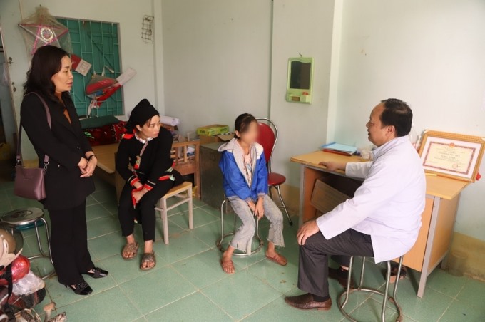 Phó Giám đốc Sở Y tế Cao Bằng Vương Thị Tuyên cùng đoàn công tác đã đến kiểm tra, đánh giá các vấn đề về tâm lý, sức khỏe của các em học sinh tại điểm Trường Nà Rại. (Ảnh: Sở Y tế Cao Bằng)