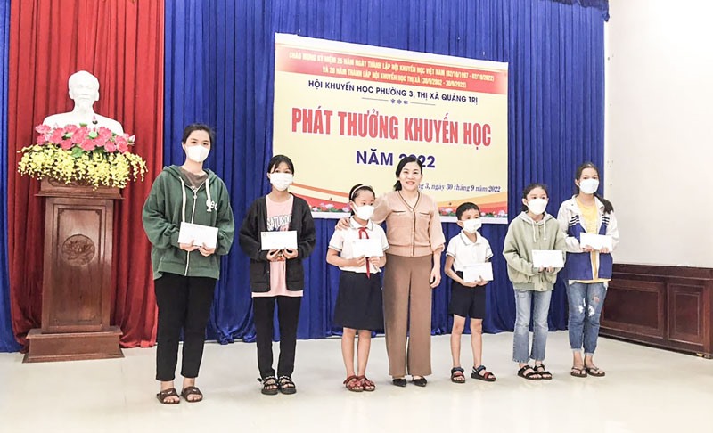 Hội Khuyến học Phường 3, thị xã Quảng Trị trao thưởng cho học sinh có thành tích học tập tốt - Ảnh: N.L