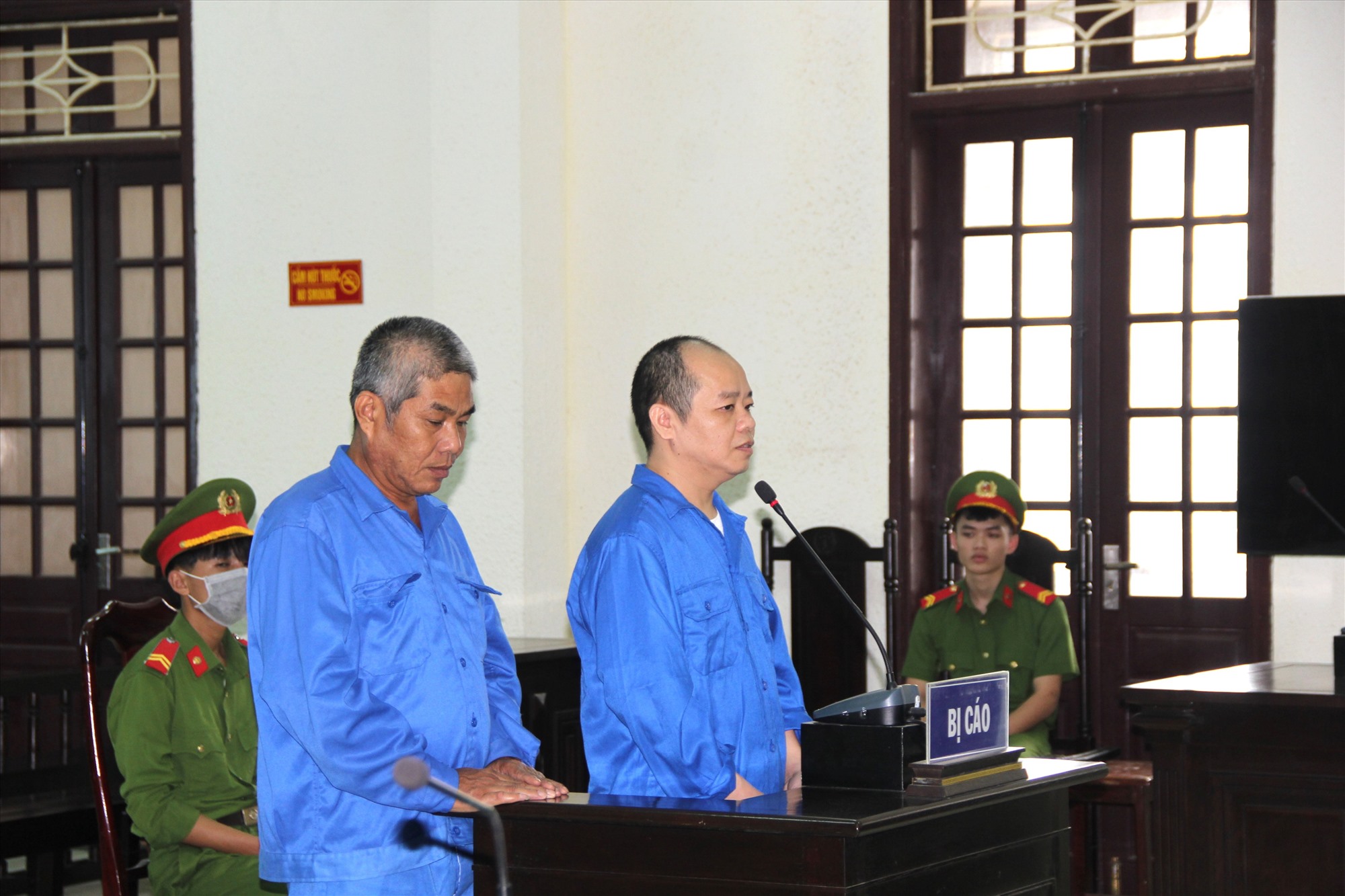 Đối tượng Võ Viết Đạt (bìa phải) và Đoàn Thanh Tuấn tại phiên tòa xét xử sở thẩm - Ảnh: Ngọc Vũ
