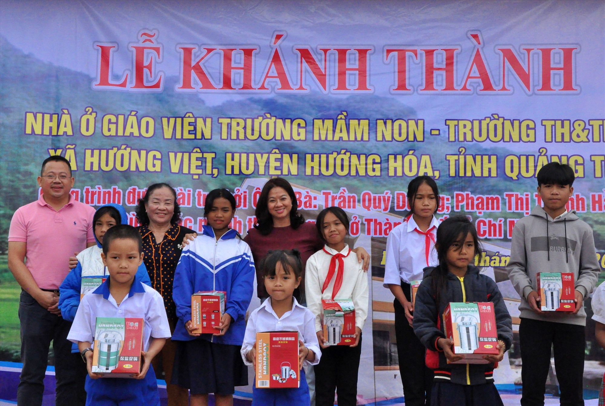 Gia đình chị Phạm Thị Thanh Hằng trao tặng quà cho học sinh vùng khó - Ảnh: Q.H