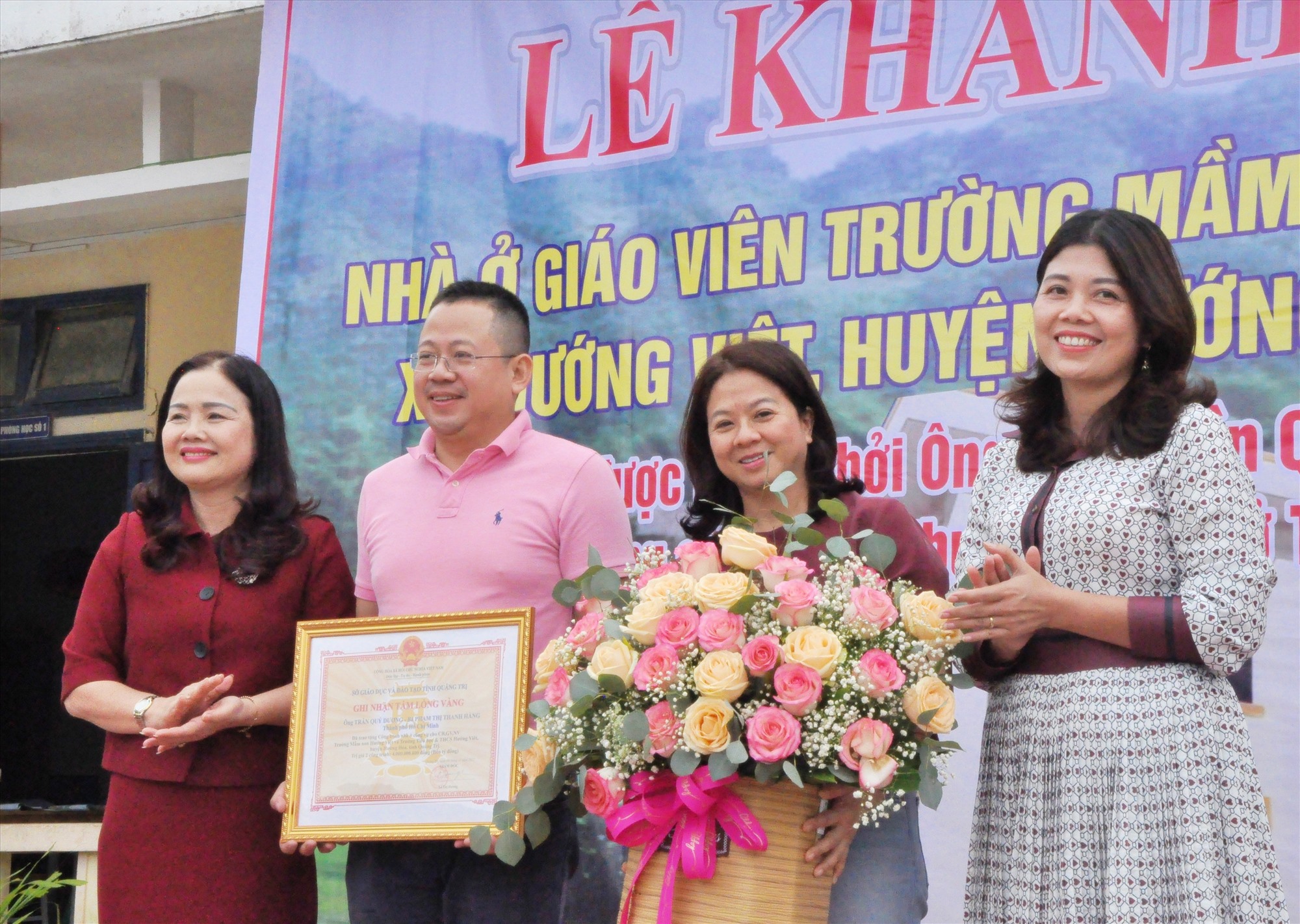 Giám đốc Sở GD&ĐT Lê Thị Hương trao Bảng ghi nhận tấm lòng vàng cho gia đình bà Phạm Thị Thanh Hằng - Ảnh: Q.H