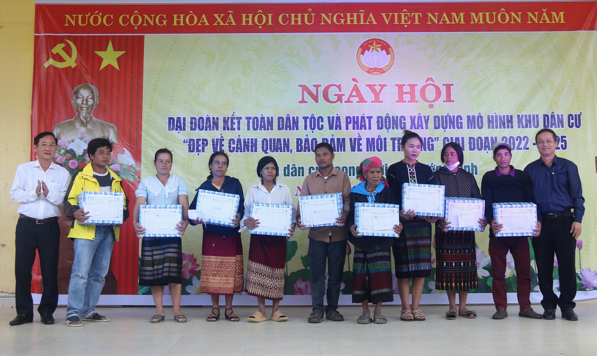 Trưởng Ban Tuyên giáo Tỉnh ủy Hồ Đại Nam và Phó Chủ tịch HĐND tỉnh Nguyễn Trần Huy trao tặng quà cho người dân khu dân cư Hoong Mới - Ảnh: N.B