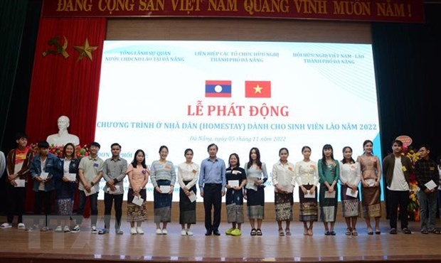 Đại diện chính quyền địa phương tặng quà cho các sinh viên Lào về sống tại nhà dân. (Ảnh: Văn Dũng/TTXVN)