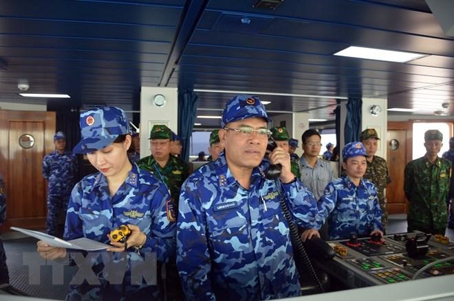 Lực lượng Cảnh sát biển Việt Nam điện đàm với phía Cảnh sát biển Trung Quốc. (Ảnh: TTXVN phát)