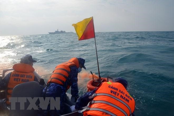 Cảnh sát biển Việt Nam luyện tập tình huống cứu vớt thuyền viên tàu bị nạn trôi dạt trên biển.(Ảnh: TTXVN phát)