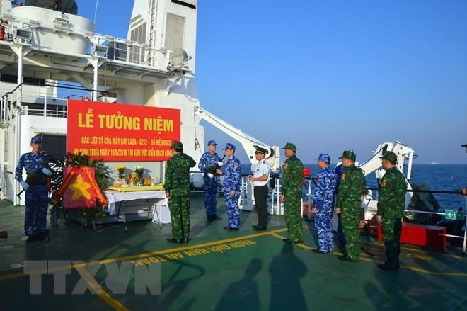 Các đại biểu tham gia đoàn công tác Cảnh sát biển Việt Nam tưởng niệm các liệt sỹ máy bay CASA-C212, số hiệu 8983 hi sinh trên vùng biển Bạch Long Vĩ, thành phố Hải Phòng. (Ảnh: TTXVN phát)