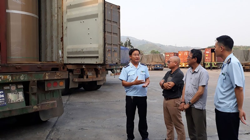 Trao đổi về việc xuất nhập khẩu hàng hóa ở Cửa khẩu quốc tế Lao Bảo - Ảnh: N.V