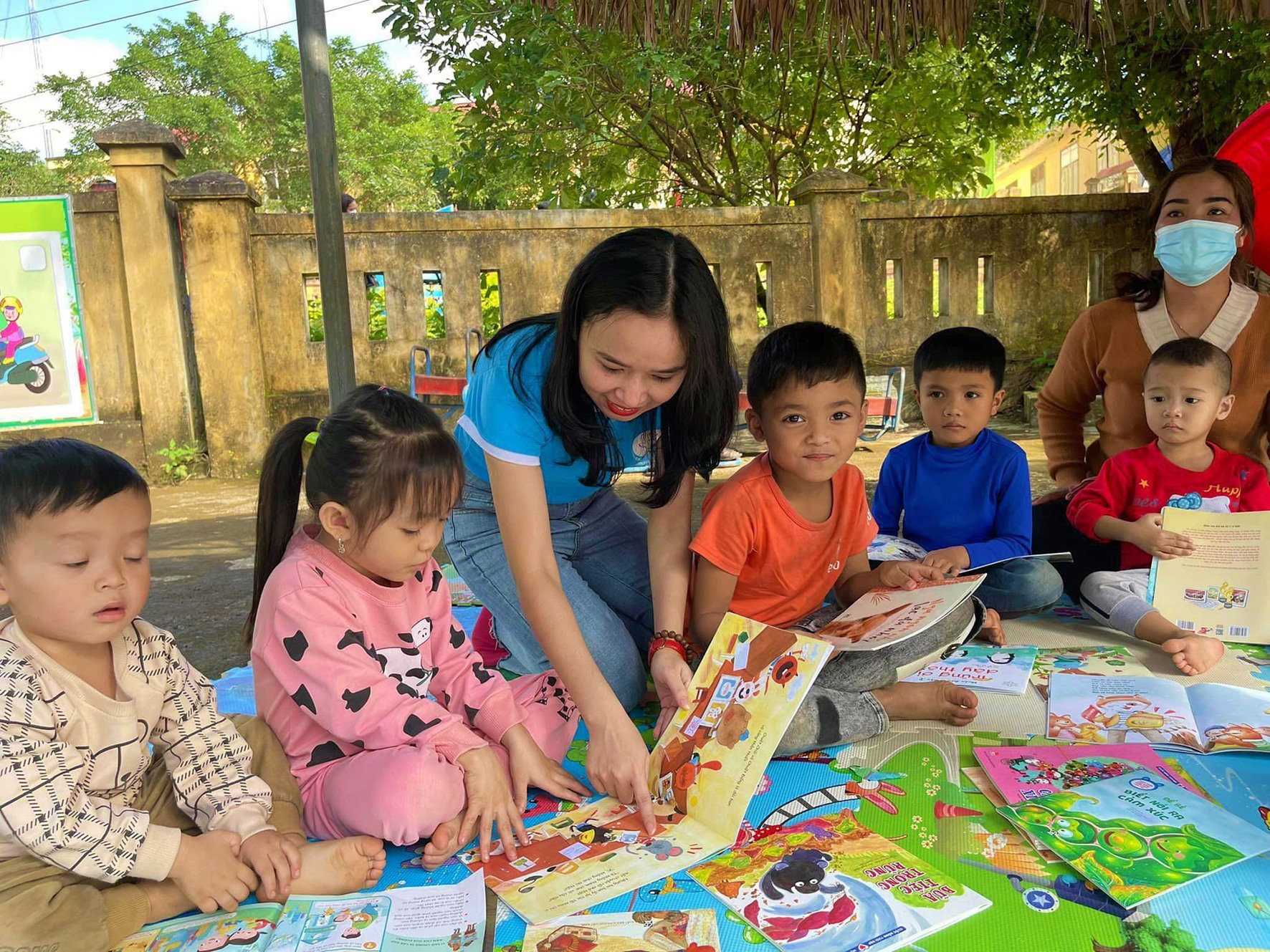 Cô giáo Trần Thị Ngọc Hà (ngồi thứ 3, từ trái sang) tham gia một hoạt động tình nguyện - Ảnh: Q.H