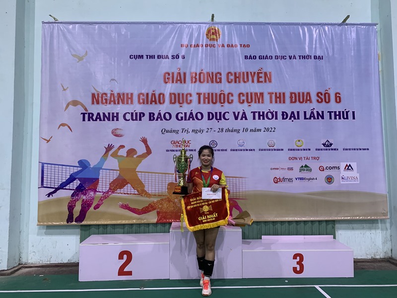 Cô giáo trẻ Phan Thị Thùy vừa đạt danh hiệu vận động viên nữ xuất sắc nhất Giải bóng chuyền ngành giáo dục các tỉnh Bắc Trung Bộ - Ảnh: H.T