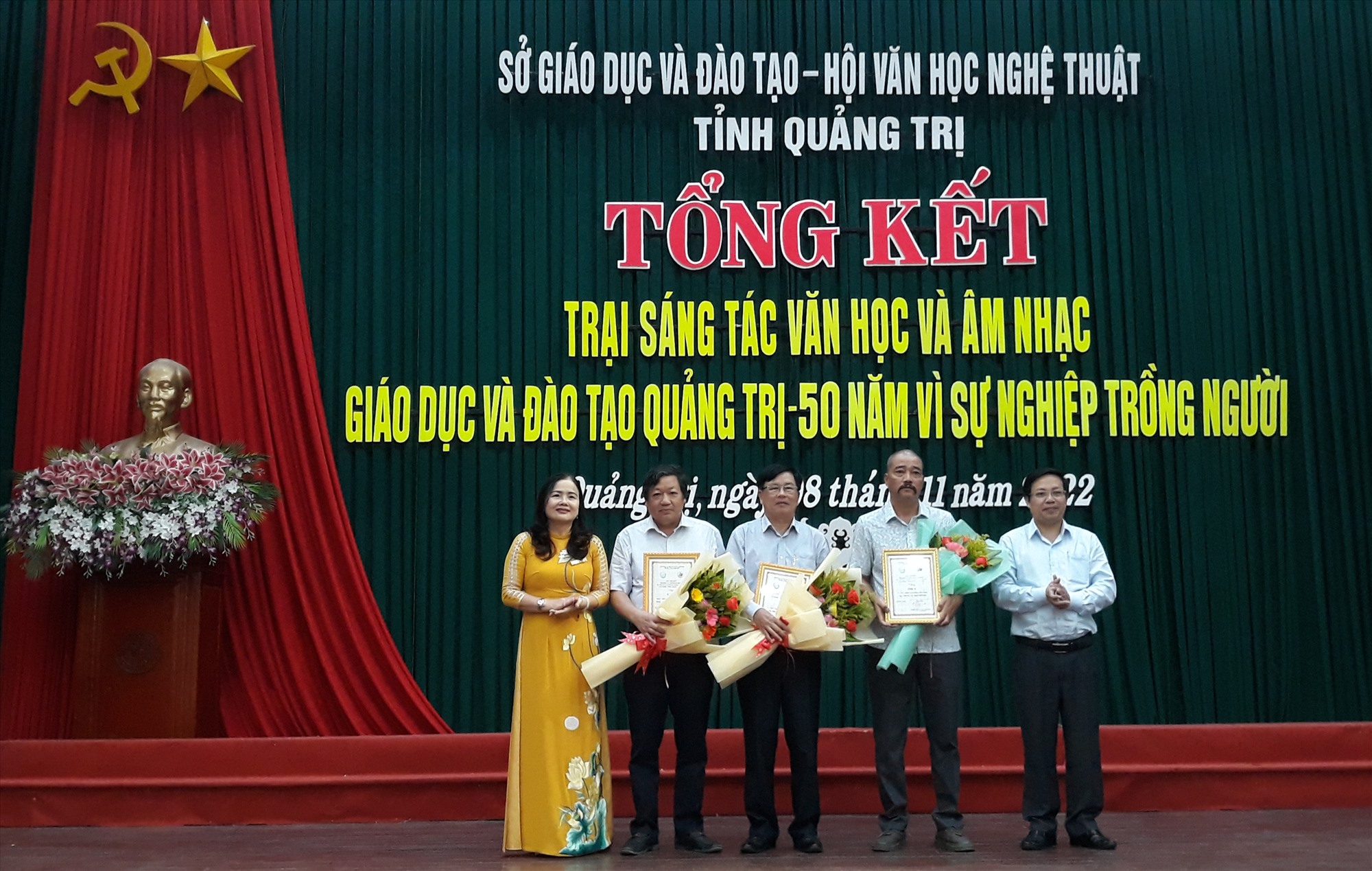 Phó Trưởng Ban Thường trực Ban Tuyên giáo Tỉnh ủy Võ Thái Phong và Giám đốc Sở GD&ĐT Lê Thị Hương trao giải A cho các tác giả- Ảnh: NV