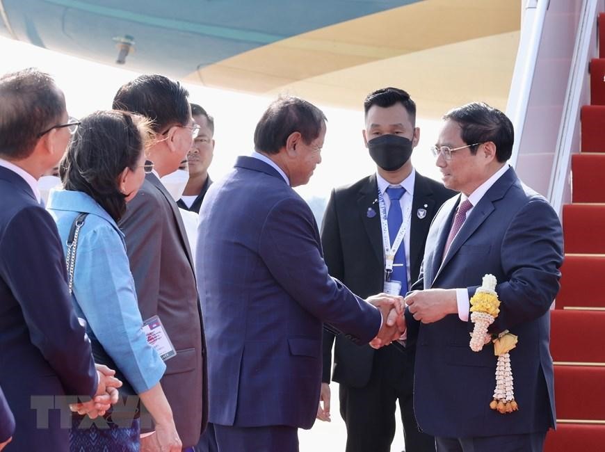 Các đại biểu đón Thủ tướng Phạm Minh Chính tại sân bay quốc tế Phnom Penh. (Ảnh: Dương Giang/TTXVN)