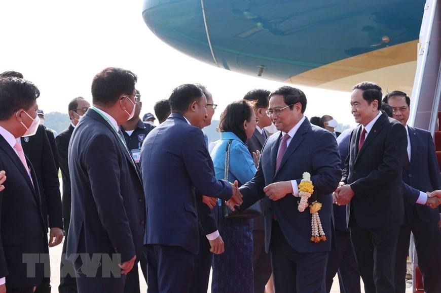 Quan chức cấp cao Campuchia đón Thủ tướng Phạm Minh Chính tại sân bay quốc tế Phnom Penh. (Ảnh: Dương Giang/TTXVN)