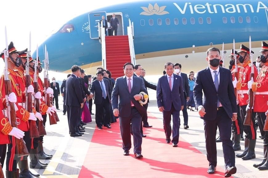 Quan chức cấp cao Campuchia đón Thủ tướng Phạm Minh Chính tại sân bay quốc tế Phnom Penh. (Ảnh: Dương Giang/TTXVN)