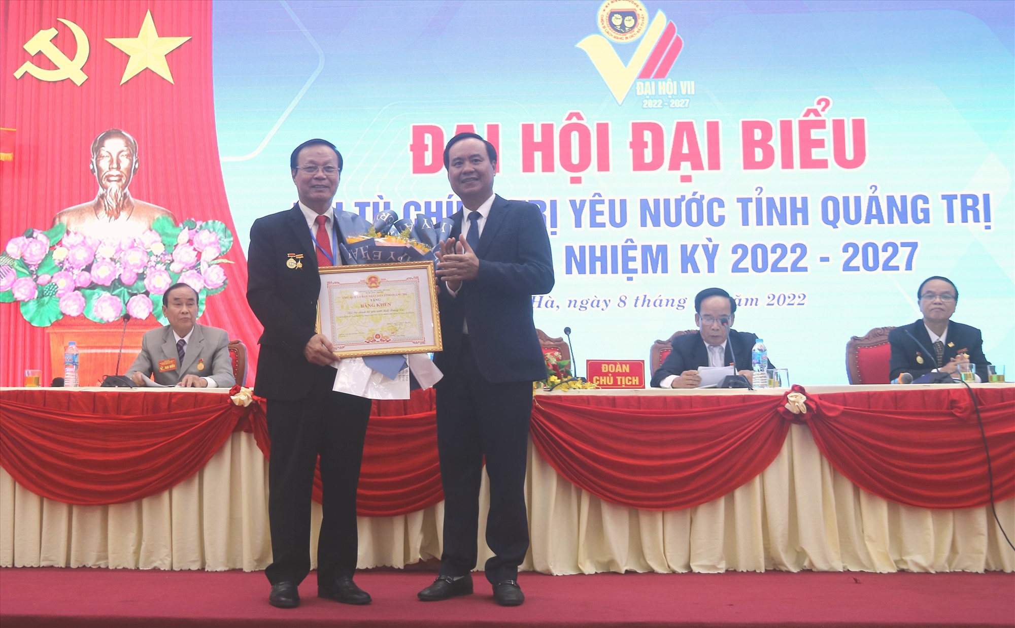Chủ tịch UBND tỉnh Võ Văn Hưng tặng bằng khen cho Hội Tù chính trị yêu nước tỉnh Quảng Trị - Ảnh: N.B