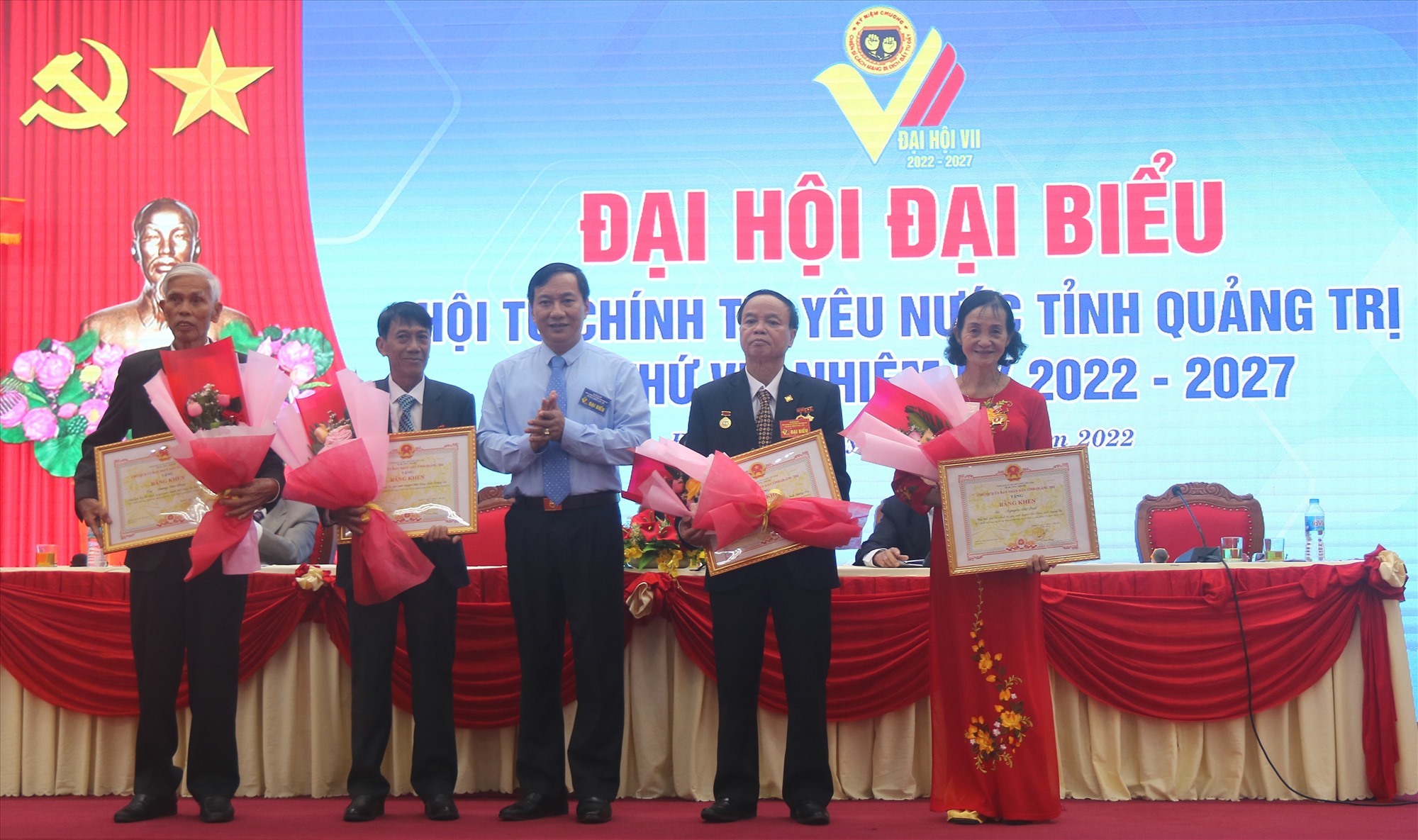 Phó Chủ tịch Thường trực HĐND tỉnh Lê Quang Chiến tặng bằng khen cho các cá nhân có nhiều thành tích trong phong trào hoạt động và xây dựng tổ chức hội - Ảnh: N.B