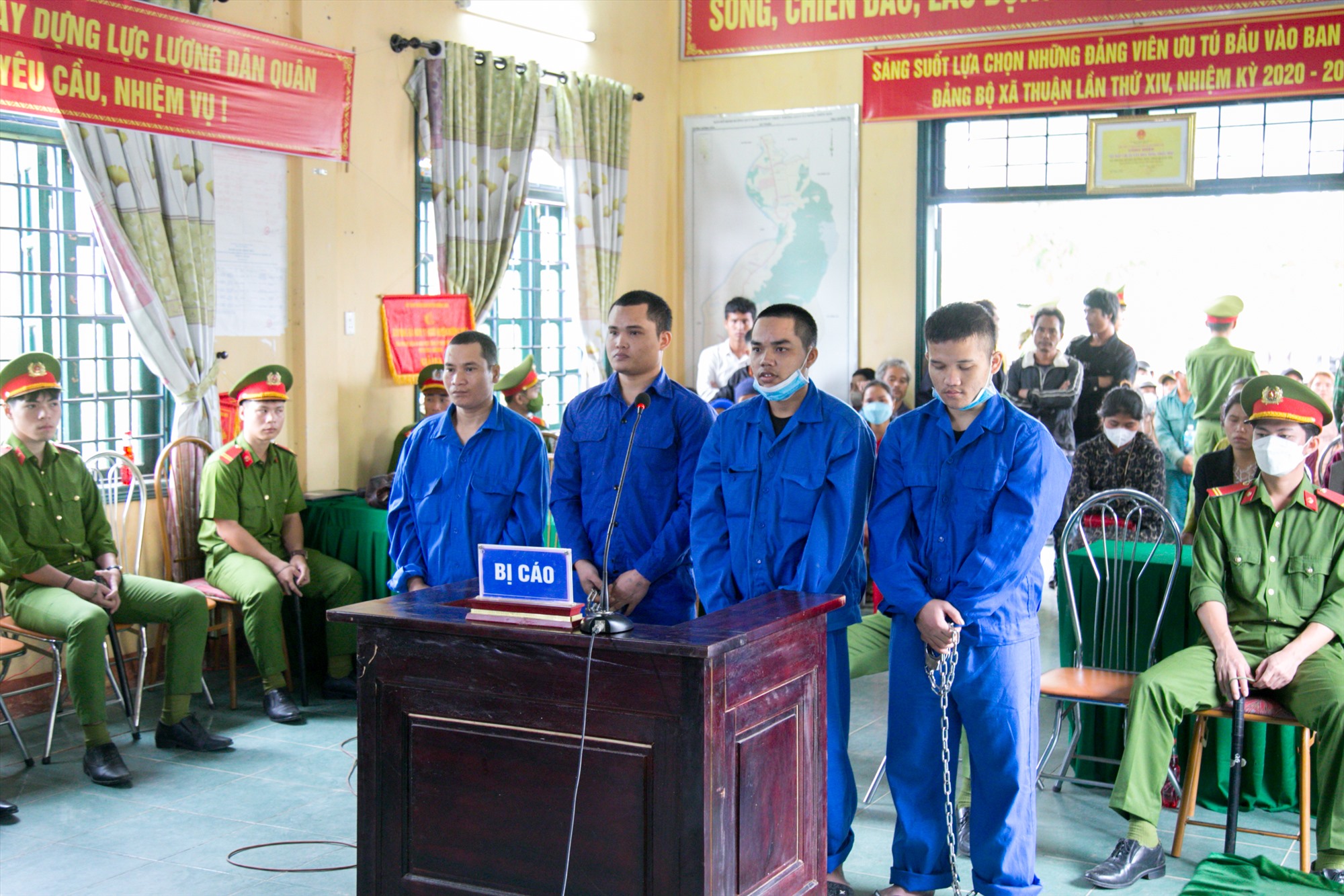 Bị cáo Hồ A Ran, Hồ A Khay, Hồ A Liêm, Hồ Văn Long (từ trái sang) tại phiên tòa - Ảnh: Lê Trường