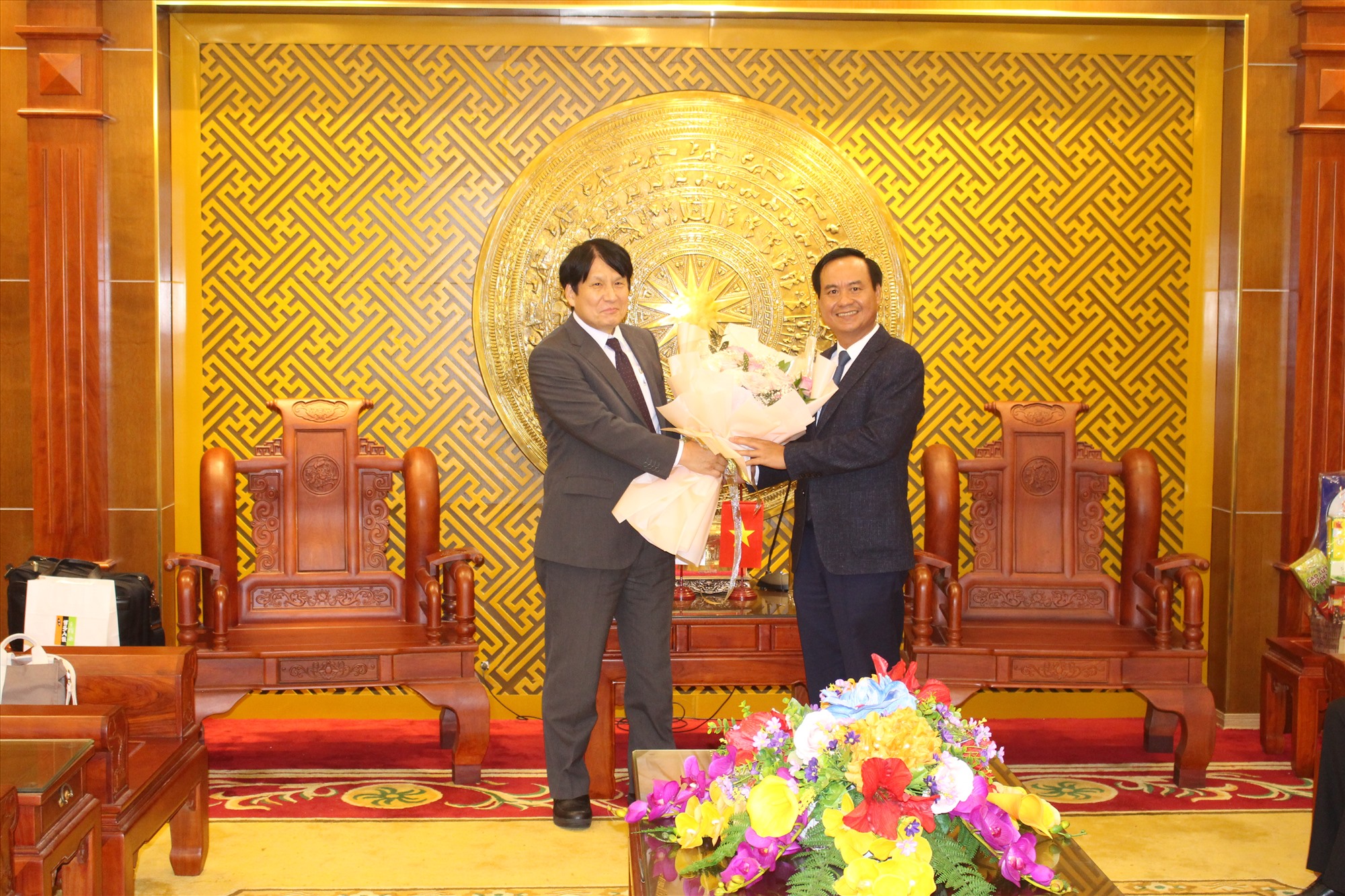Chủ tịch UBND tỉnh Võ Văn Hưng tặng hoa chúc mừng Tổng Lãnh sự Nhật Bản tại Đà Nẵng Yakabe Yoshinori  - Ảnh: H.T