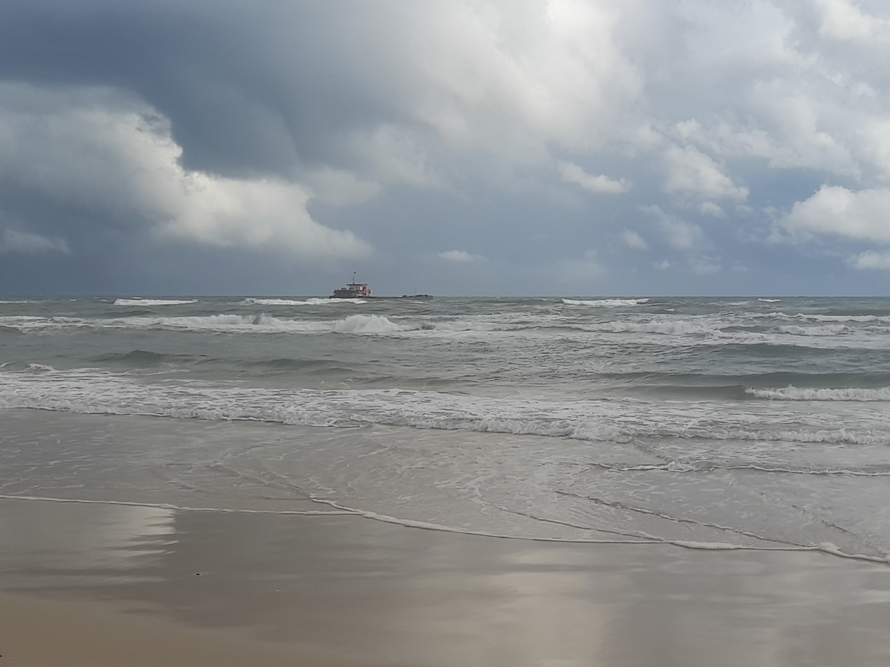 Tàu Chính Quỳnh 19 bị mắc cạn cách bờ biển Thôn 4, xã Gio Hải khoảng 200 m - Ảnh: H.A