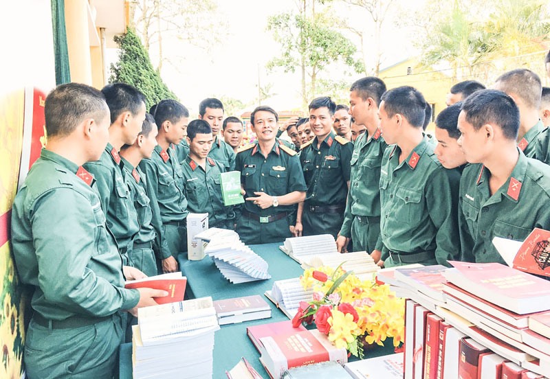 Trung đoàn 842 trưng bày, giới thiệu sách, nâng cao văn hóa đọc cho cán bộ, chiến sĩ - Ảnh: K.N