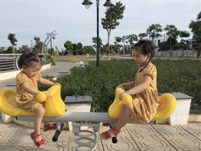 Trẻ em vui chơi ở công viên Fidel, thành phố Đông Hà