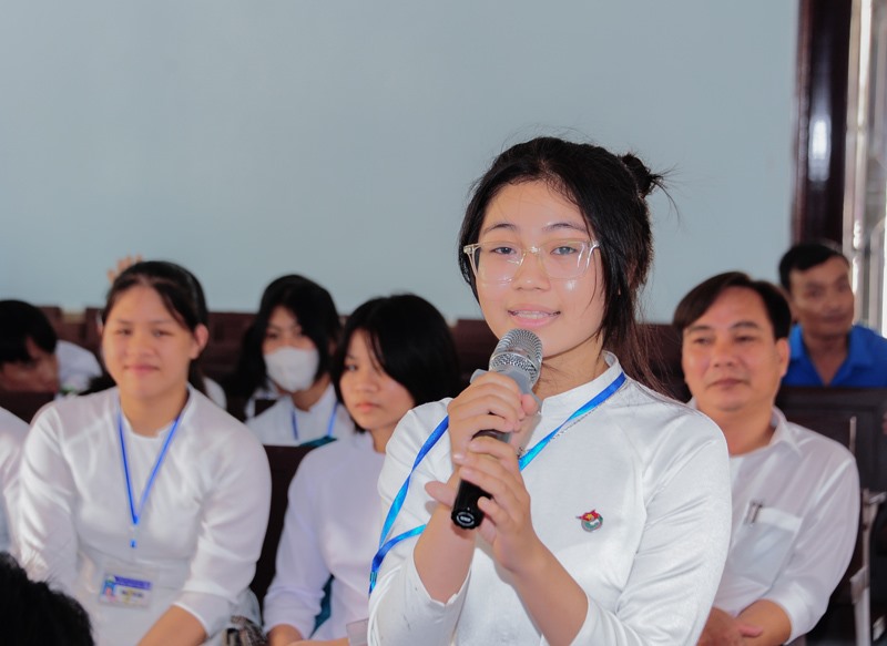 Em Lê Hoài Nhật Linh, lớp 10A1, Trường THPT Vĩnh Linh bày tỏ niềm ngưỡng mộ với bà Xuân Phượng và những nhân vật trong phim - Ảnh: TRẦN TUYỀN