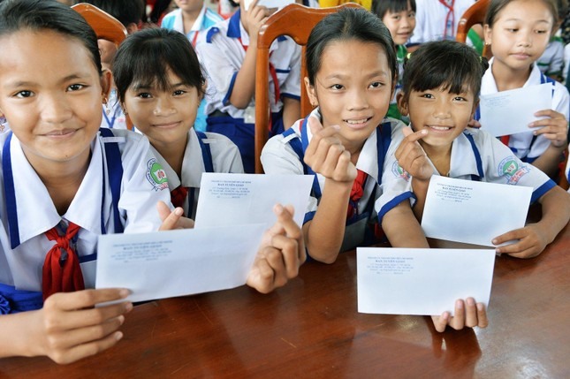 Nụ cười rạng rỡ của các em học sinh khi nhận học bổng