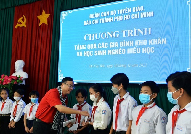 Ông Nguyễn Minh Hải, Trưởng phòng Báo chí - Xuất bản, Ban Tuyên giáo Thành ủy TP.HCM trao tặng quà đến các em học sinh